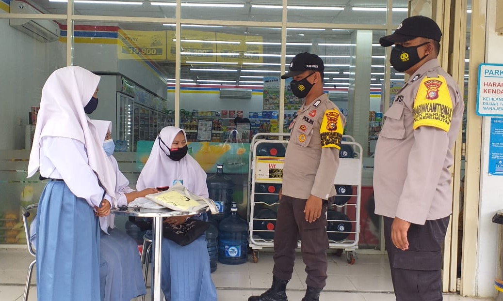 Personel Polsek Kerumutan Imbau Pelajar Terapkan Protokol Kesehatan