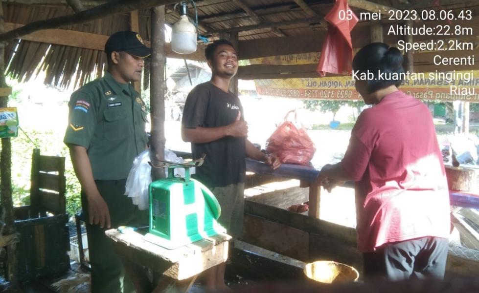 Babinsa Koramil 06/Cerenti Kodim 0302/Inhu, Serda Dumen Siregar Selalu Pantau Perkembangan Harga Kebutuhan Pokok Di Wilayah Kecamatan Cerenti