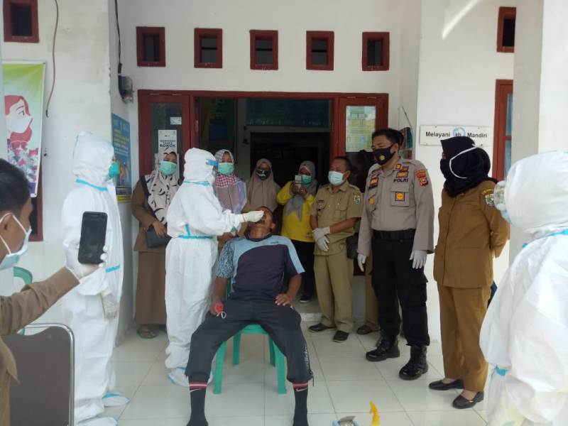 Kapolsek Bandar Sei Kijang Pantau Pelaksanaan Tes SWAB di Desa Simpang Beringin