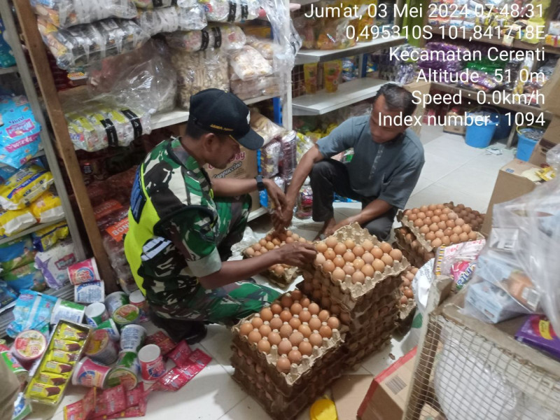 Serda Jama Anur Babinsa Koramil 06/Cerenti Kodim 0302/Inhu Pantau Harga Sembako 