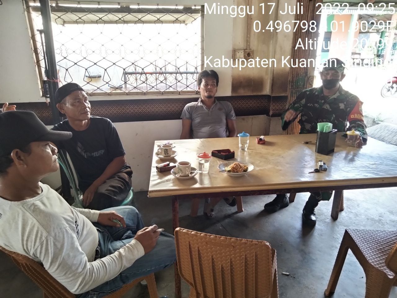 Di Kelurahan Koto Peraku, Babinsa Melaksanakan Komsos Dengan Masyarakat