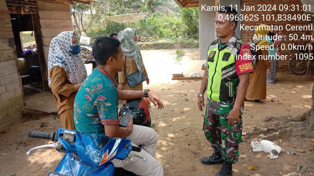 Kopda Irwan Anggota Babinsa Koramil 06/Cerenti Kodim 0302/Inhu Lakukan Komsos Di Kampung Pancasila