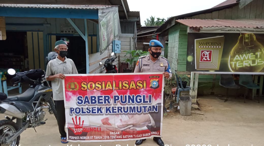 Personel Polsek Kerumutan Sosialisasikan Saber Pungli ke Masyarakat