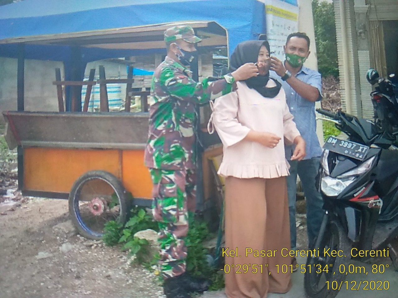 Peduli Kesehatan Masyarakat, Babinsa Koramil 06/Cerenti Dim 0302/Inhi Bagikan Masker