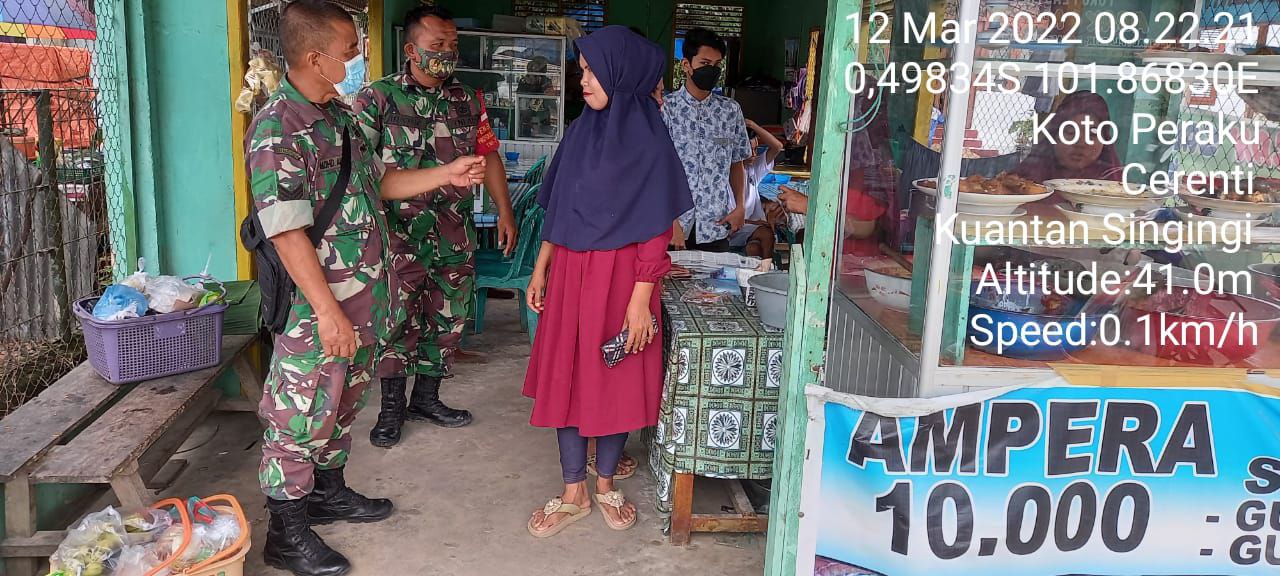 Babinsa Koramil 06/Cerenti  Kodim 0302/ Inhu, di Kelurahan Koto Peraku Kecamatan Cerenti Kabupaten Kuansing Berikan Himbauan Prokes Kepada Warga Dan Pedagang Pinggir Jalan