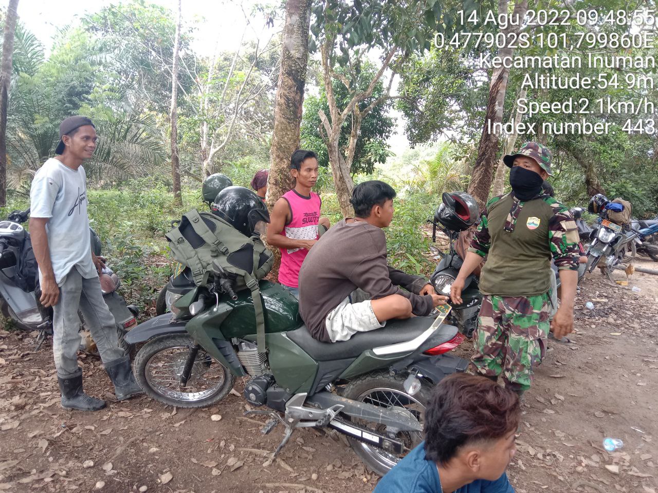 Anggota Satgas TMMD Ke-114 Koramil 06/Cerenti Kodim 0302/Inhu Sosok Babinsa Yang Dominan Saat Komsos Di Lokasi TMMD 