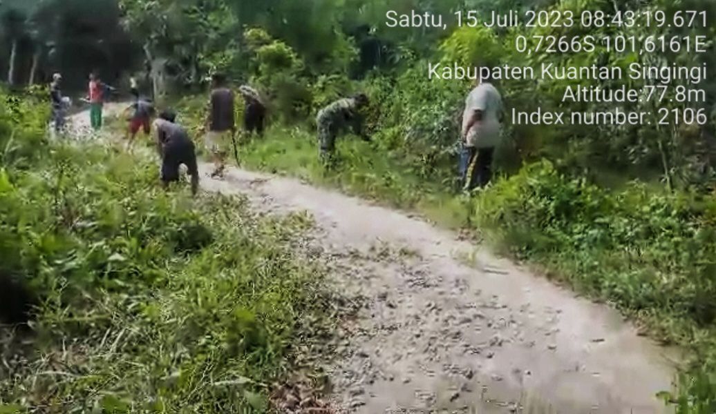 Di Desa Ketaping Jaya Kecamatan Inuman Babinsa Koramil 06/Cerenti Kodim 0302 /Inhu Melaksanakan Gotong Royong