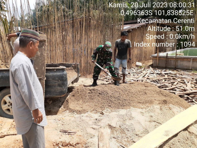 Jalin Hubungan Silaturahmi Dengan Baik Babinsa Koramil 06/Cerenti Kodim 0302/Inhu Bergotong Royong Di Desa Tanjung Medan Desa Pancasila