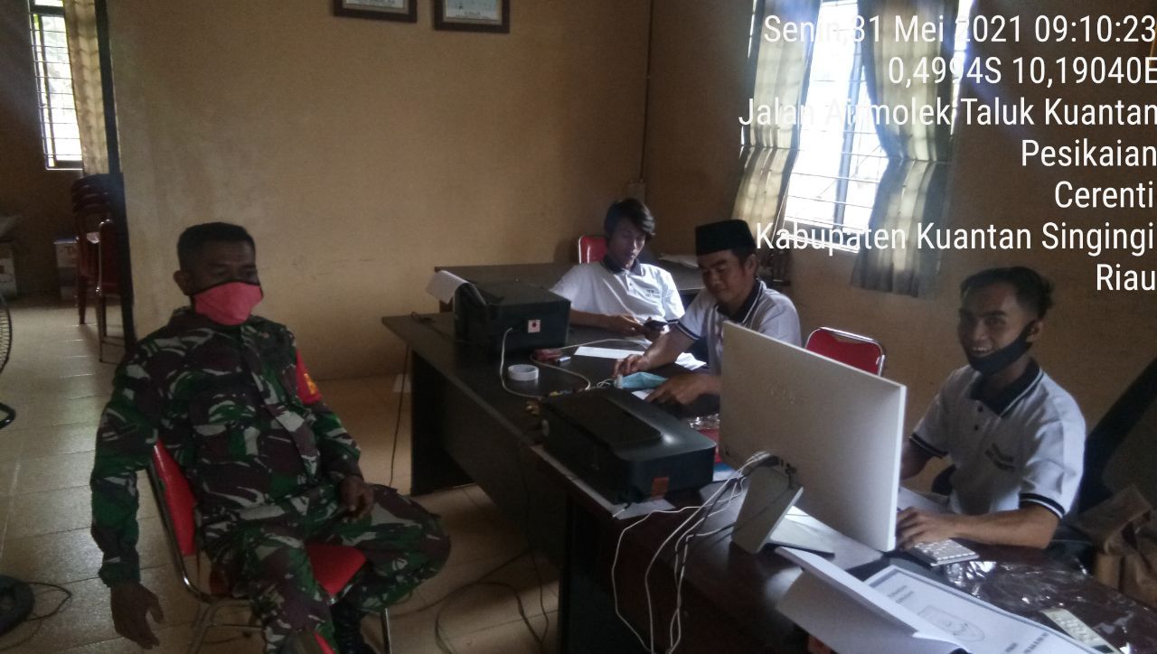 Bangun Sinergitas, Babinsa Koramil 06/Cerenti Komsos Bersama Kades Dan Perangkat Desa