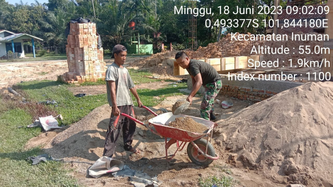 Babinsa Koramil 06/Cerenti  Bantu Warga Binaan Lanjutkan Mengerjakan Pembuatan Rumah di Desa Kampung Baru Koto Kecamatan Inuman