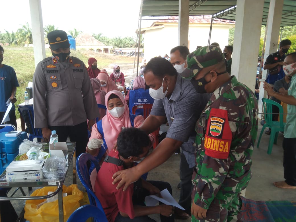 Kapolsek Ukui Tinjau Pelaksanaan Vaksinasi di Desa Bukit Gajah