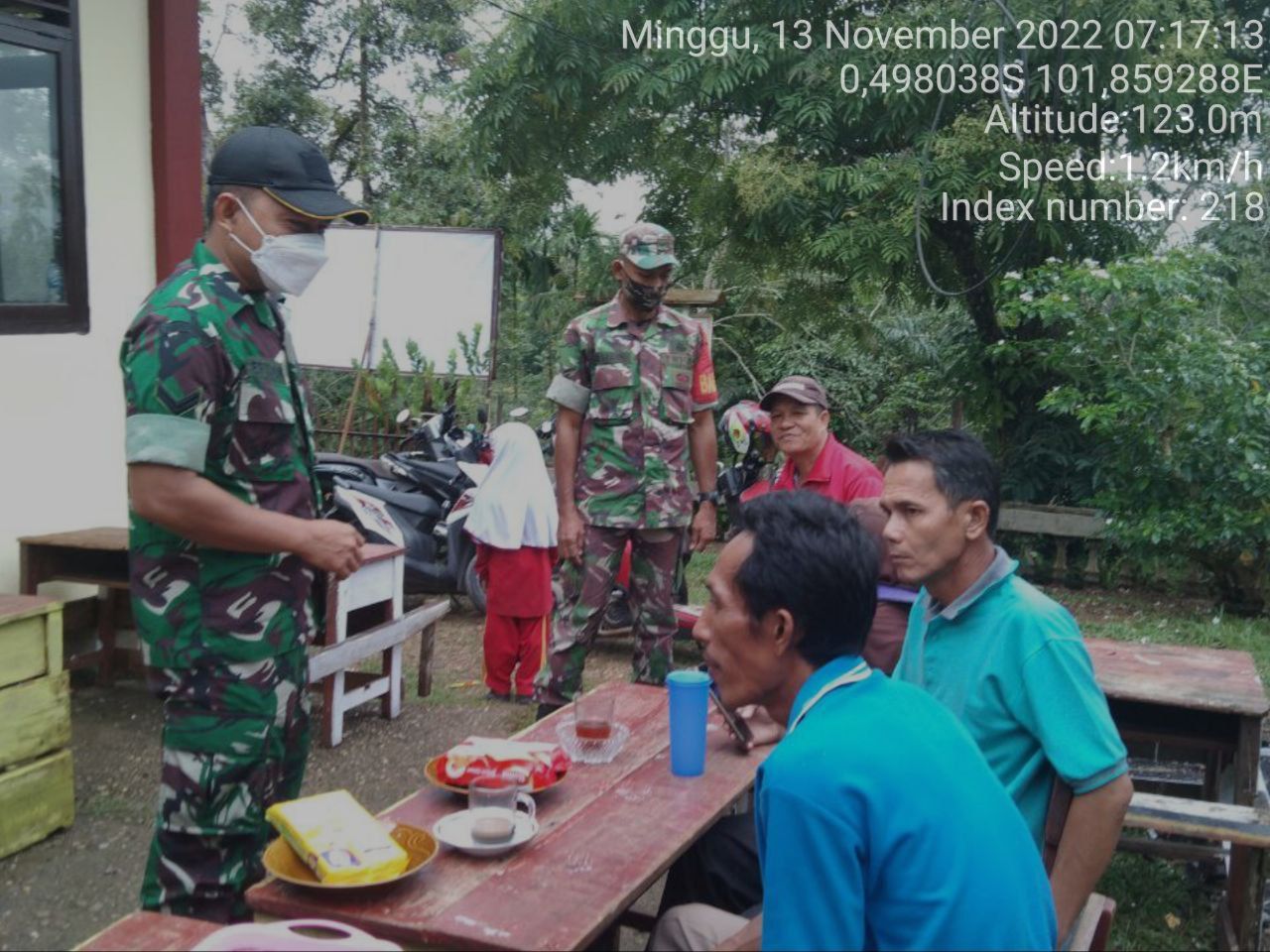 Babinsa Koramil 06/Cerenti Kodim 0302/Inhu  Berikan Sosialisasi Serta Himbauan Kepada Warga Agar Patuhi Prokes Covid-19 di Pulau Busuk Jaya Kecamatan Inuman Kabupaten Kuansing 