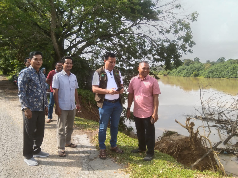 Tindaklanjuti Laporan Warga  Suhardiman Tinjau Tebing Longsor Di Pulau Panjang Cerenti