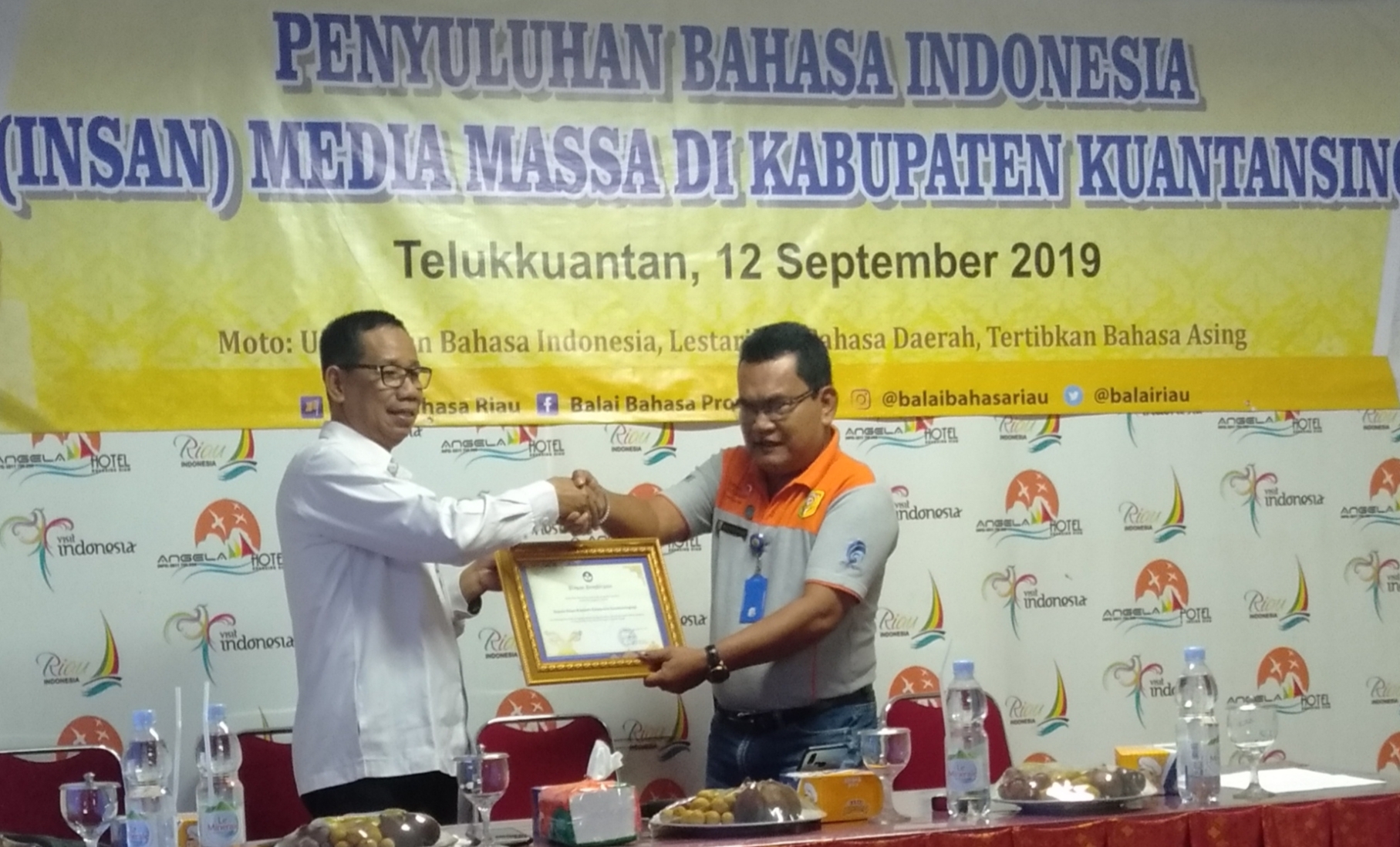 Balai Bahasa Provinsi Riau. Taja Penyuluhan Bahasa Indonesia Kepada Insan Media.