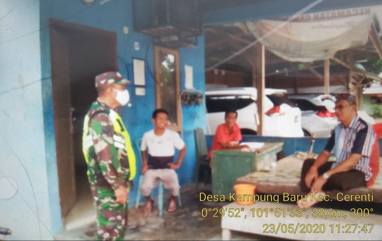 Anggota Koramil 06/Cerenti Dim 0302/Inhu Sertu M.Amin Komsos Tentang Bahaya Virus Corona Di Desa Binaan.