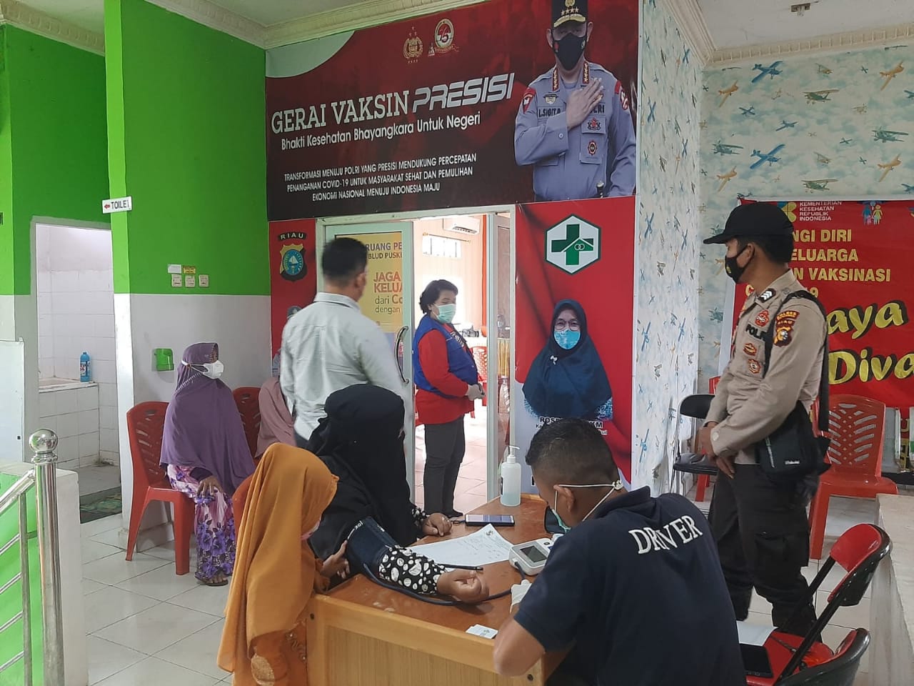 Polsek Ukui Pantau Pelaksanaan Vaksinasi Dosis II dan III di Puskesmas