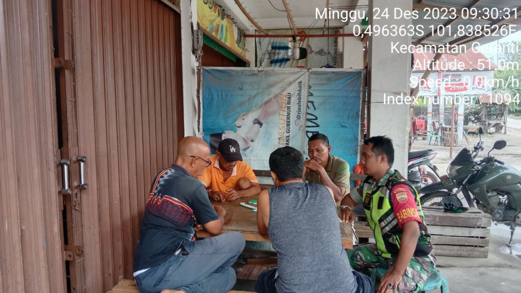 Babinsa Koramil 06/Cerenti Kodim 0302/Inhu, Kopda Junedi Lakukan Komsos Di Kampung Pancasila Desa Tanjung Medan Kecamatan Cerenti Kabupaten Kuansing