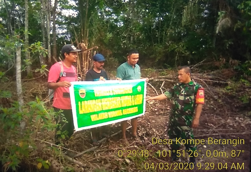 Babinsa Koramil 06/Cerenti Dim 0302/Inhu Serka M.Amin Sosialisasi Karhutla Kepada Masyarakat Desa Kompe Berangin.