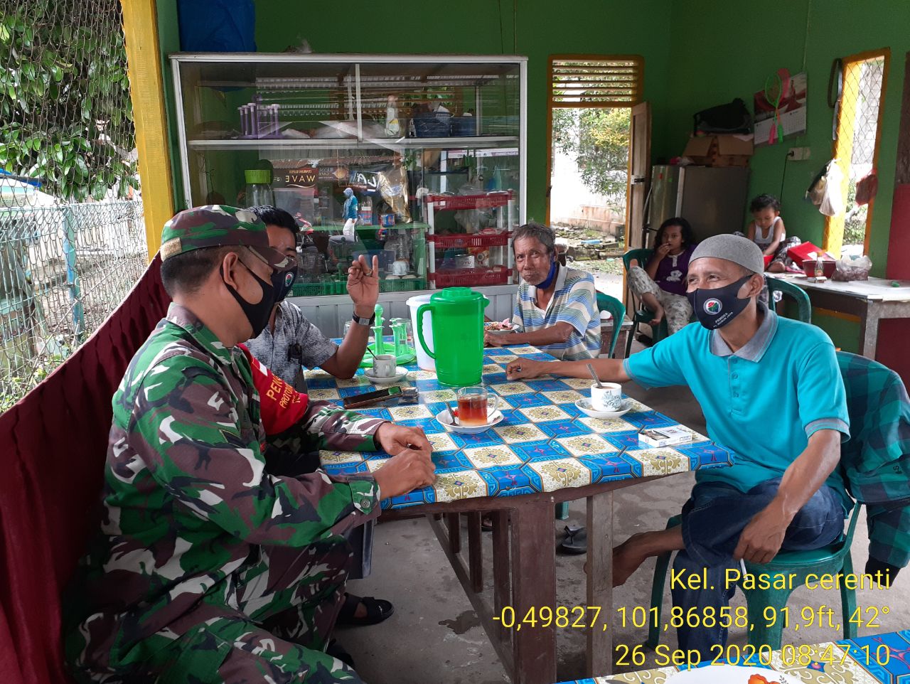 Babinsa Koramil 06/Cerenti Dim 0302/Inhu Komsos Sekaligus Sosialisasi Cegah Covid-19