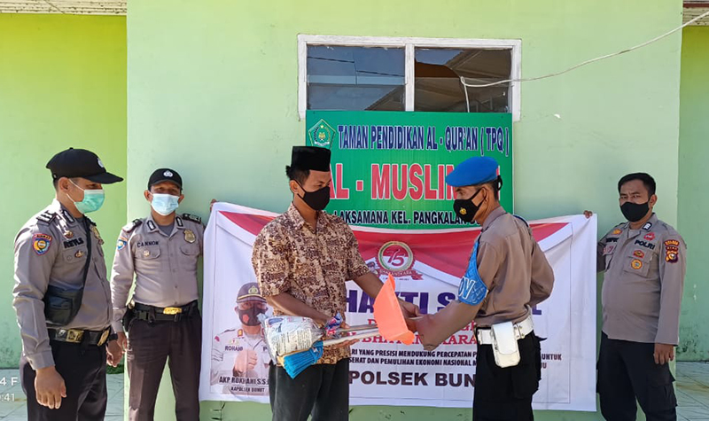 HUT Bhayangkara ke-75, Polsek Bunut Laksanakan Bakti Sosial di Masjid dan Musholla