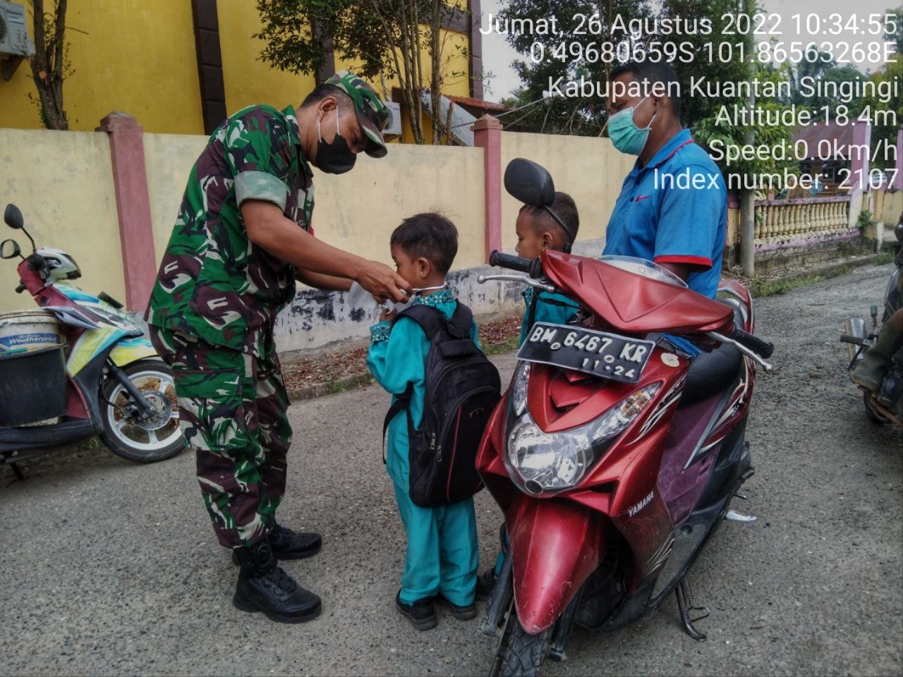 Babinsa Koramil 06/Cerenti Kodim 0302/Inhu Bagikan Masker Kepada Anak-anak Sekolah di Kampung Baru