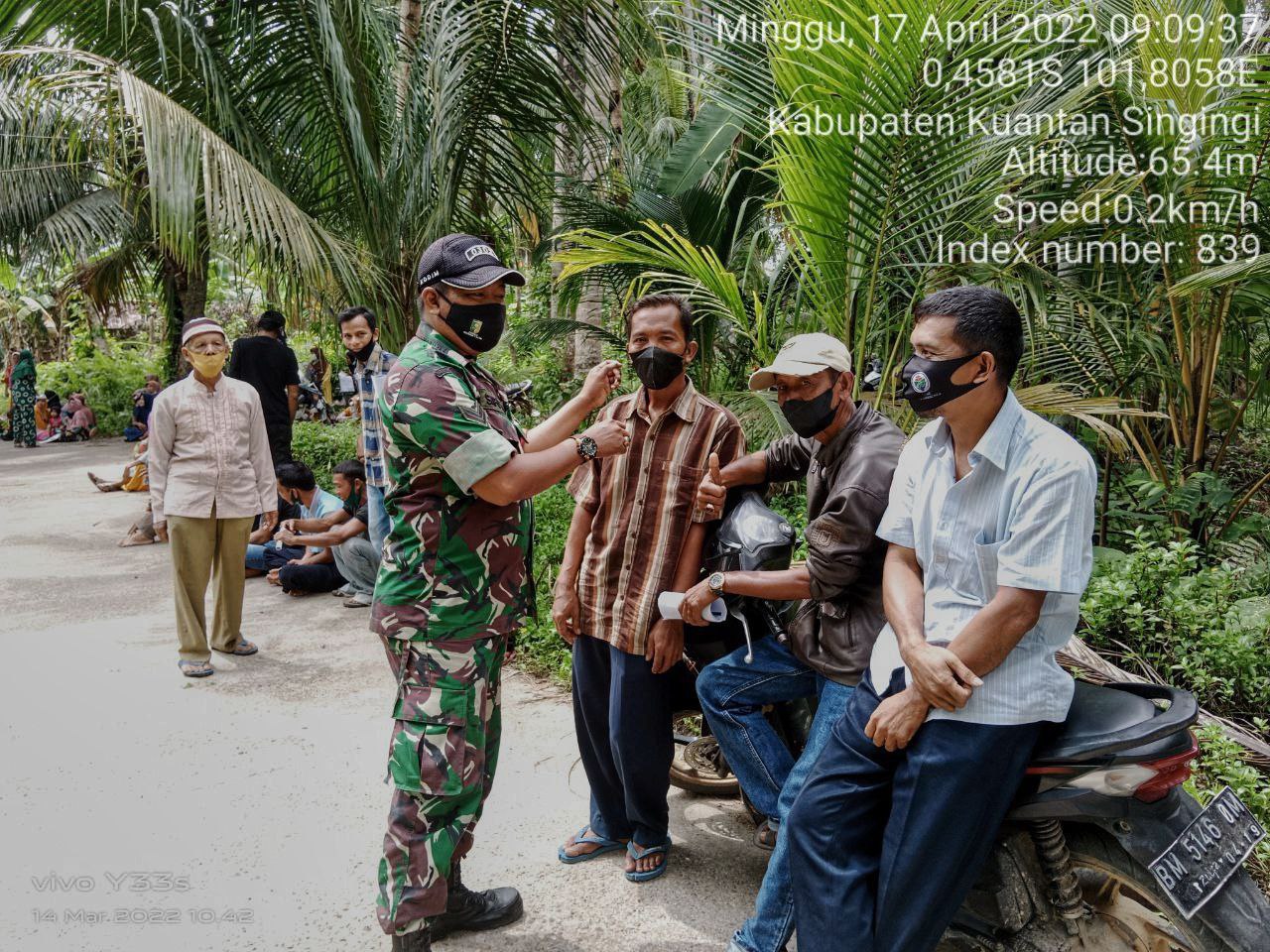Babinsa Koramil 06/ Cerenti Kodim 0302/ Inhu Membagikan Masker Untuk Masyarakat di Desa Banjar Nantigo Kecamatan Inuman