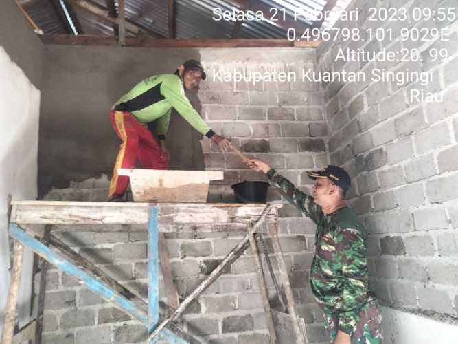 Babinsa Koramil 06/Cerenti Kodim 0302/Inhu, Di Desa Tanjung Medan Kecamatan Cerenti Membantu Warga Desa Binaan Rehap Rumah