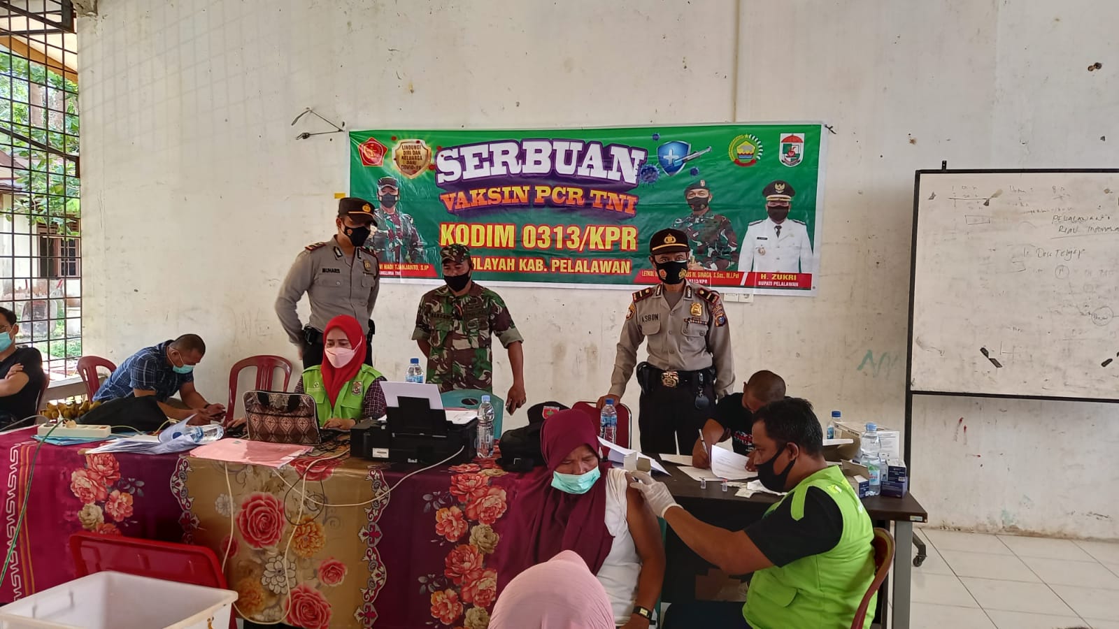 Tinjau Gerai Vaksinasi, Bhabinkamtibmas Polsubsektor Pelalawan Lakukan Pengamanan