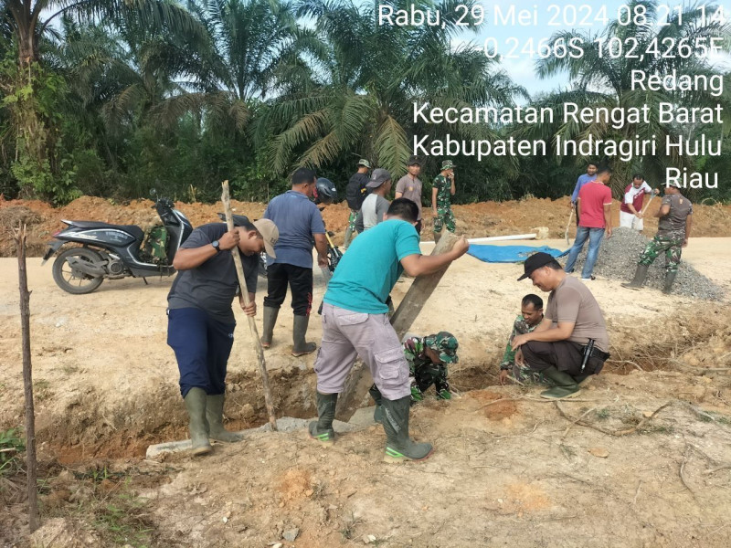 Personil TMMD Ke-120 Kodim 0302/Inhu, Membantu Melaksanakan Pengerasan Jalan Penghubung Desa Pekan Heran Dan Desa Redang   