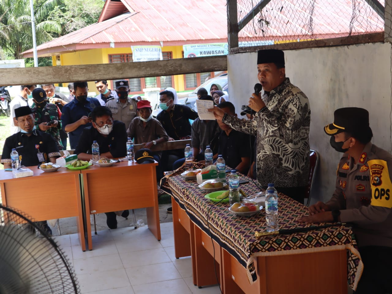 Kapolres Dan Plt. Bupati Kuansing Himbau Warga Desa Pangkalan Indarung Tetap Patuhi Prokes, Peserta Vaksin Dapat Minyak Goreng Dari Kapolres dan Plt Bupati Kuansing
