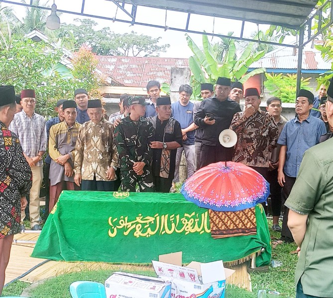 Peduli Terhadap Sesama, Bupati Kuansing Suhardiman Melayat Kerumah Warga Yang Meninggal Dunia 