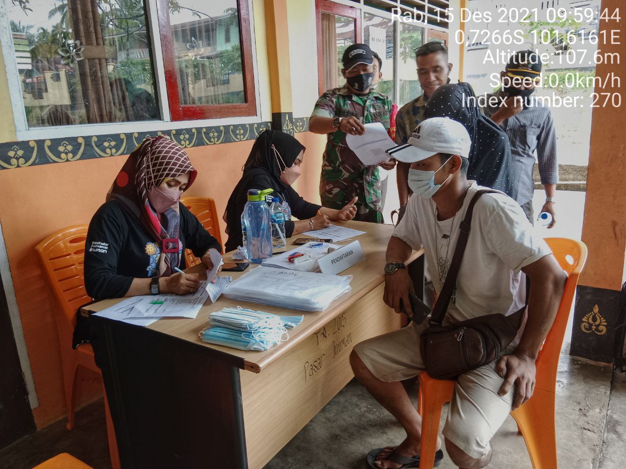 Babinsa Koramil 06/ Cerenti Kodim 0302 /Inhu Mendata Warga Yang Belum Vaksin di Pasar Inuman