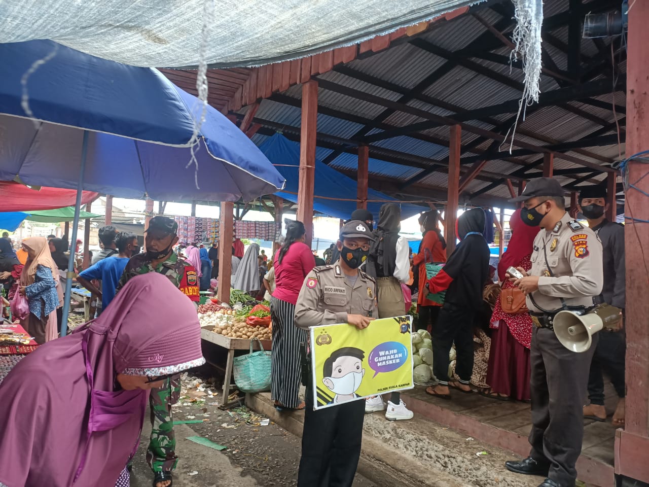 Polsek Kuala Kampar Pantau Penerapan Prokes di Pos Pantau PPKM Pasar Penyalai