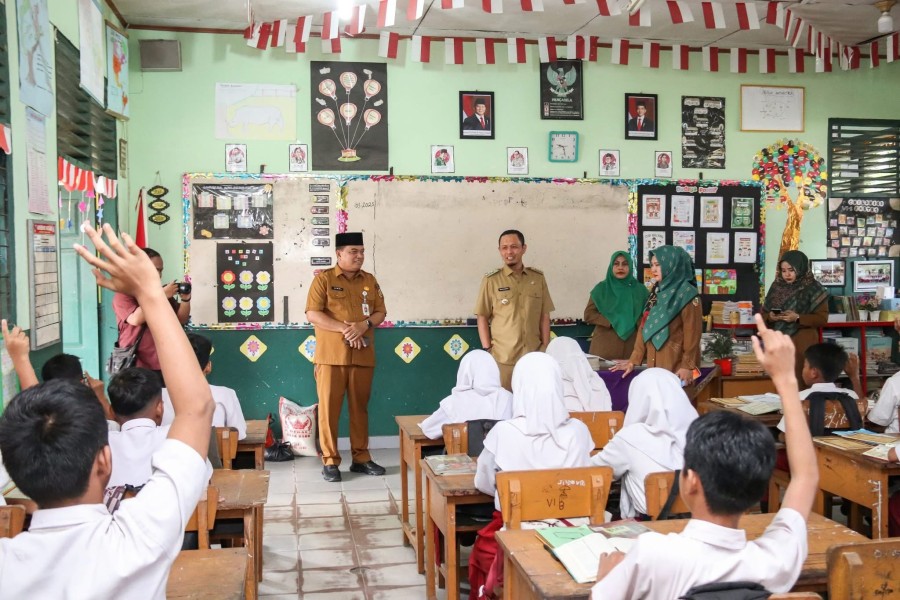 Sidak Sekolah, Wali Kota Pekanbaru Temukan Masalah Toilet hingga Komputer Usang