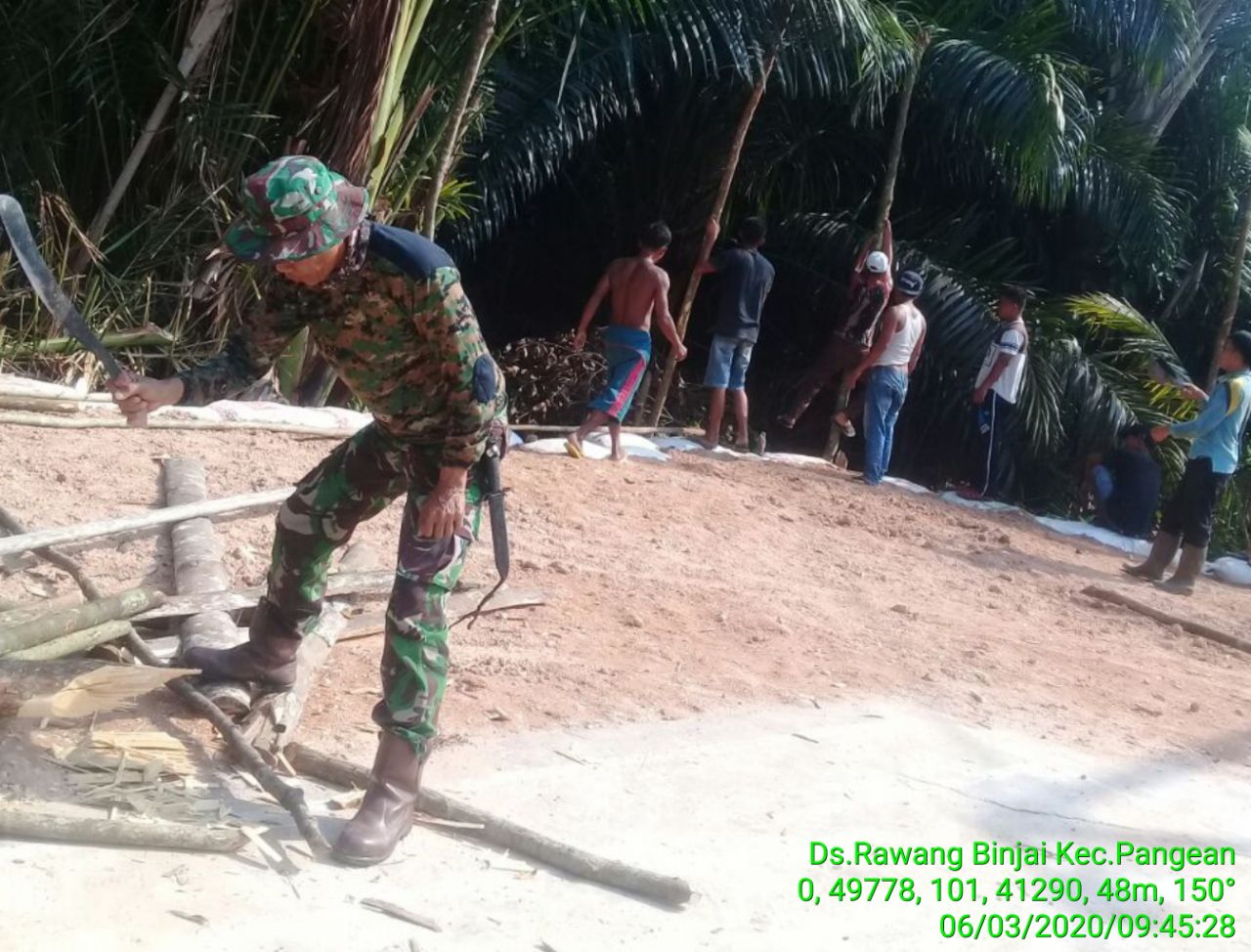 Salurkan Hobi Masyarakat, Babinsa Koramil 07/Kuantan Hilir Dim 0302/Inhu Sertu Agus Hefrian Bantu Pembuatan Lapangan Bola Voli.
