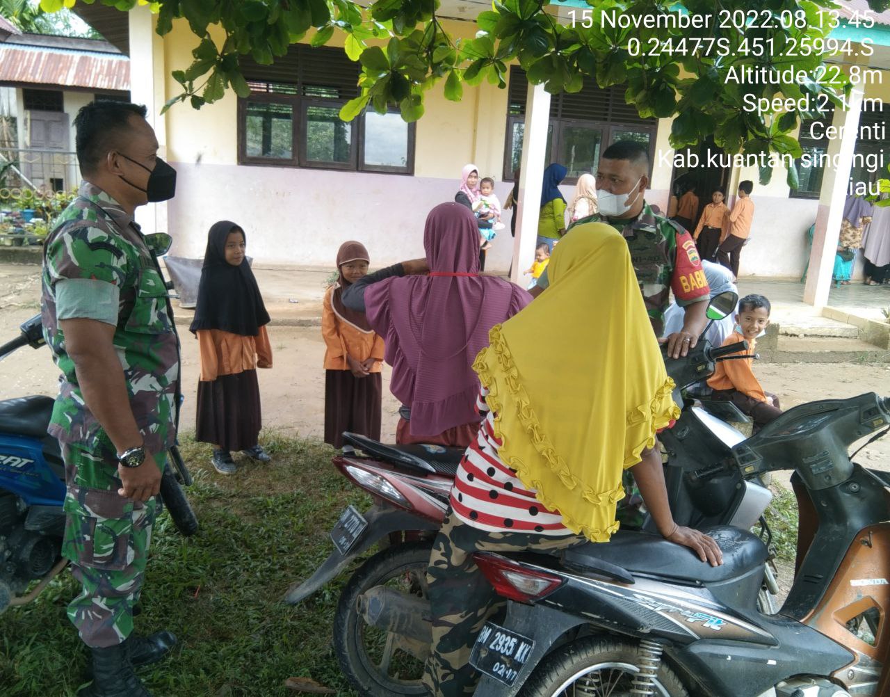 Agar Tetap Mematuhi Prokes Covid-19 Babinsa Koramil 06/Cerenti Kodim 0302/Inhu Berikan Sosialisasi Serta Himbauan Kepada  Warga Pulau Jambu