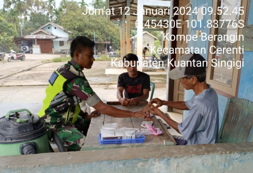 Anggota Koramil 06/Cerenti  Kodim 0302/Inhu Agar Tetap Akrab Dengan Warga Desa Binaan Desa Kompe Berangin Babinsa Komsos di Wilayah Teritorialnya