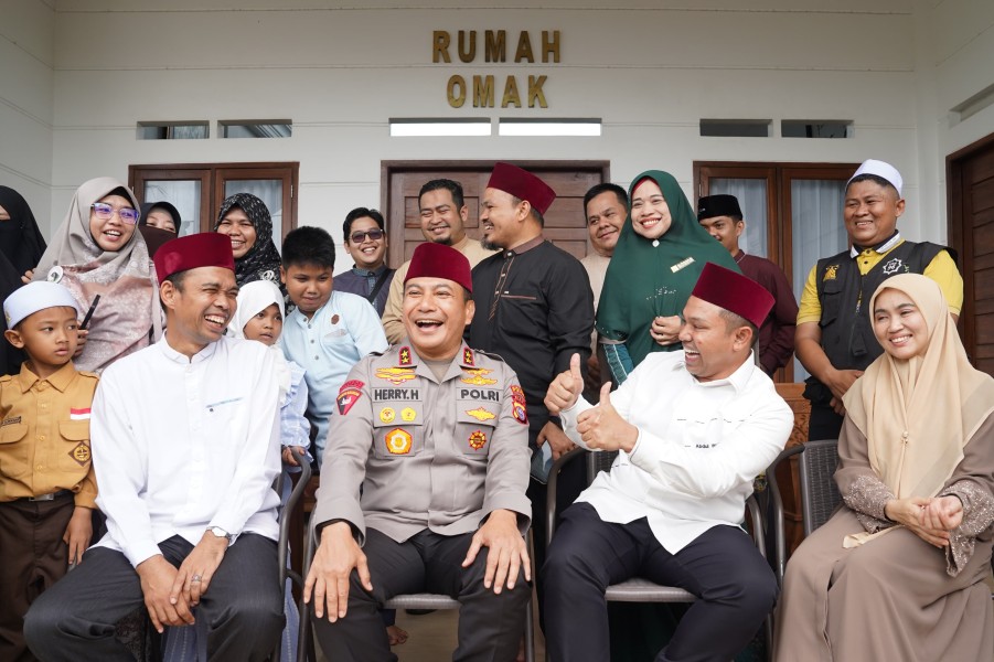 Dari Pantun hingga Cinderamata, Kehangatan Silaturahmi Kapolda Riau dan Gubernur dengan UAS