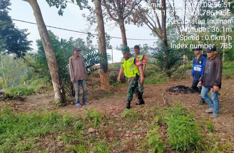 Babinsa Koramil 06/Cerenti Kodim 0302/Inhu Laksanakan Patroli Untuk Cegah Kebakaran Hutan Dan Lahan Di Desa Lebuh Lurus Kecamatan Inuman