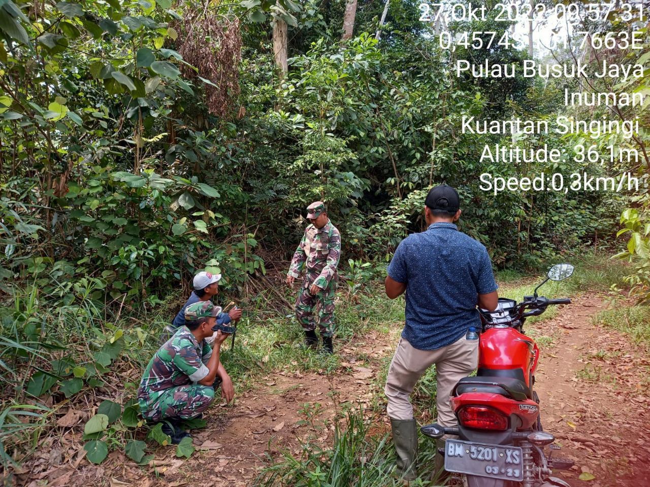 Walaupun Kadang Kala Musim Hujan, Babinsa Koramil 06/Cerenti Kodim 0302/Inhu Sertu Heriyus Saputra Bersama Warga Rutin Patroli Dan Sosialisasi Pencegahan Karhutla di Desa Pulau Busuk Jaya 