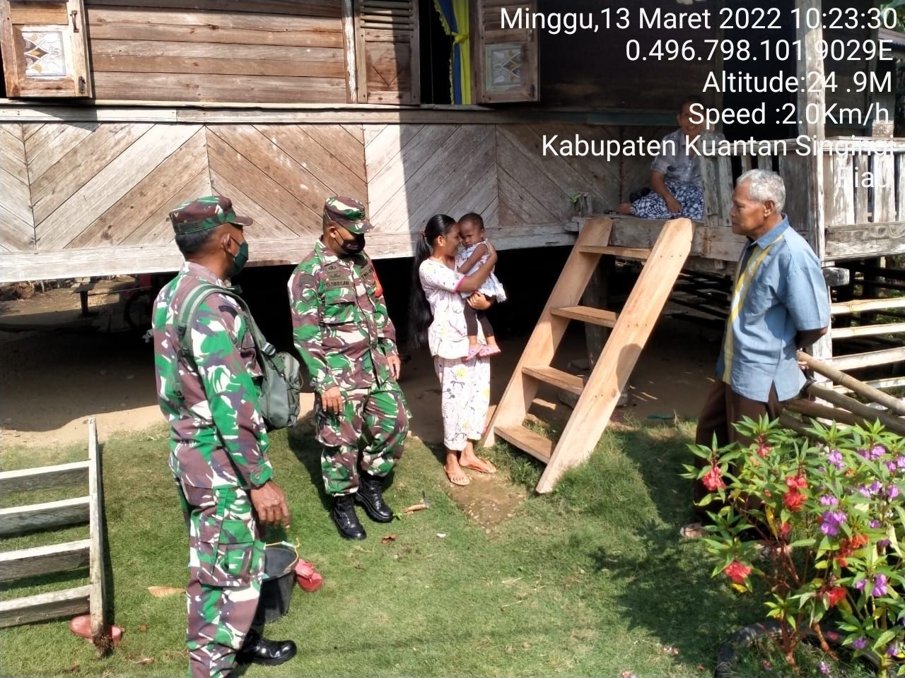Babinsa Koramil 06 /Cerenti Kodim 0302/Inhu Himbau Prokes Kepada Warga Di Desa Binaan di Desa Pulau Busuk Kecamatan Inuman