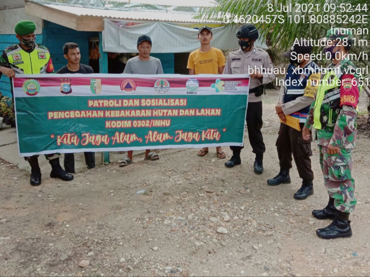 Kopda Junedi Anggota Koramil 06/Cerenti Terus  Sosialisasikan Dan Patroli Tentang Bahaya Karhutla Di Wilayah Binaannya