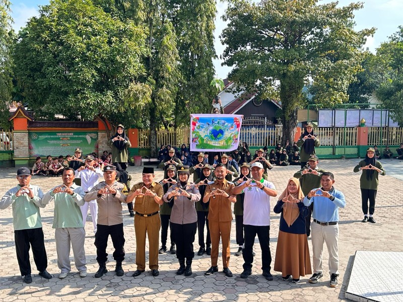 Peringati Hari Bumi, Kapolsek Limapuluh Gaungkan Green Policing di Sekolah
