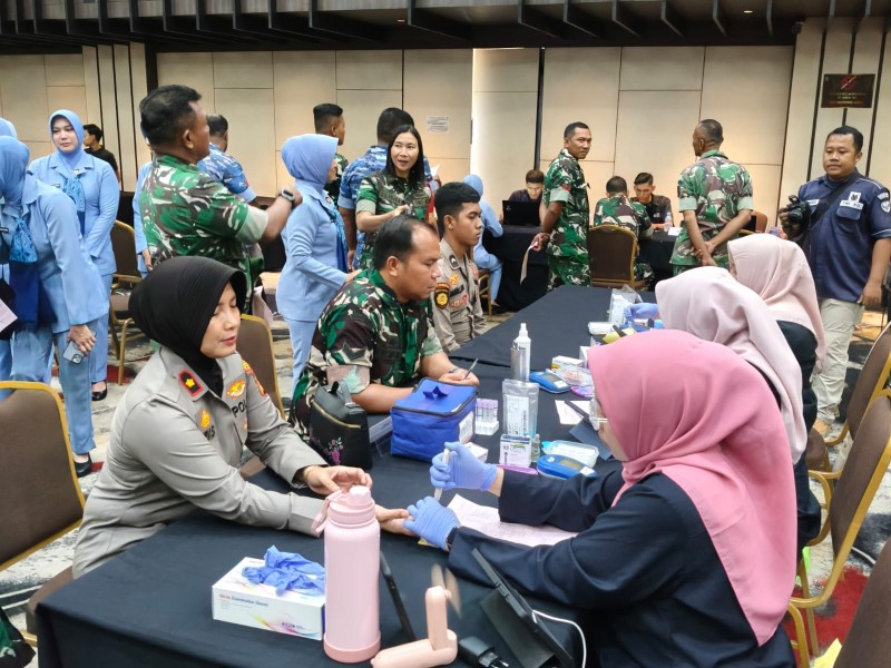 HUT ke-80 TNI, Kapolsek Senapelan Tunjukkan Soliditas TNI-Polri Lewat Bakti Sosial