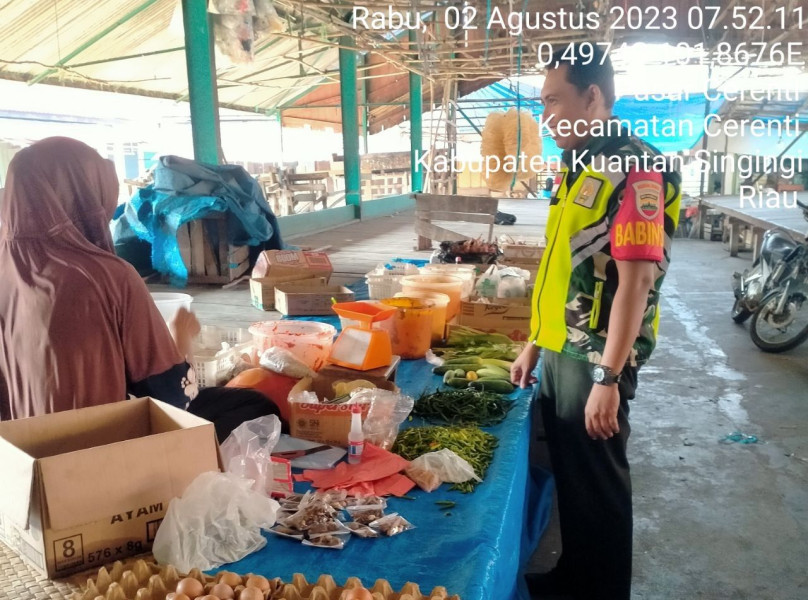 Babinsa Koramil 06/Cerenti Kodim 0302/Inhu Kopda Muhamad Soleh Pantau Perkembangan Harga Sembako Di Wilayah Kecamatan Cerenti