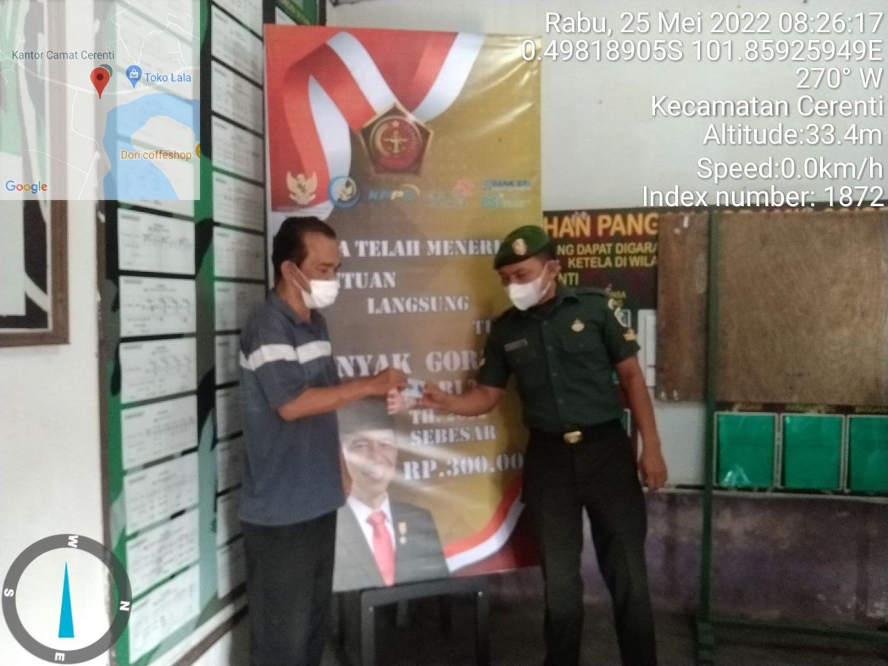 Koramil 06/Cerenti Kodim 0302/Inhu Melaksanakan Pembagian BLT TNI di Kampung Baru Timur Kecamatan Cerenti