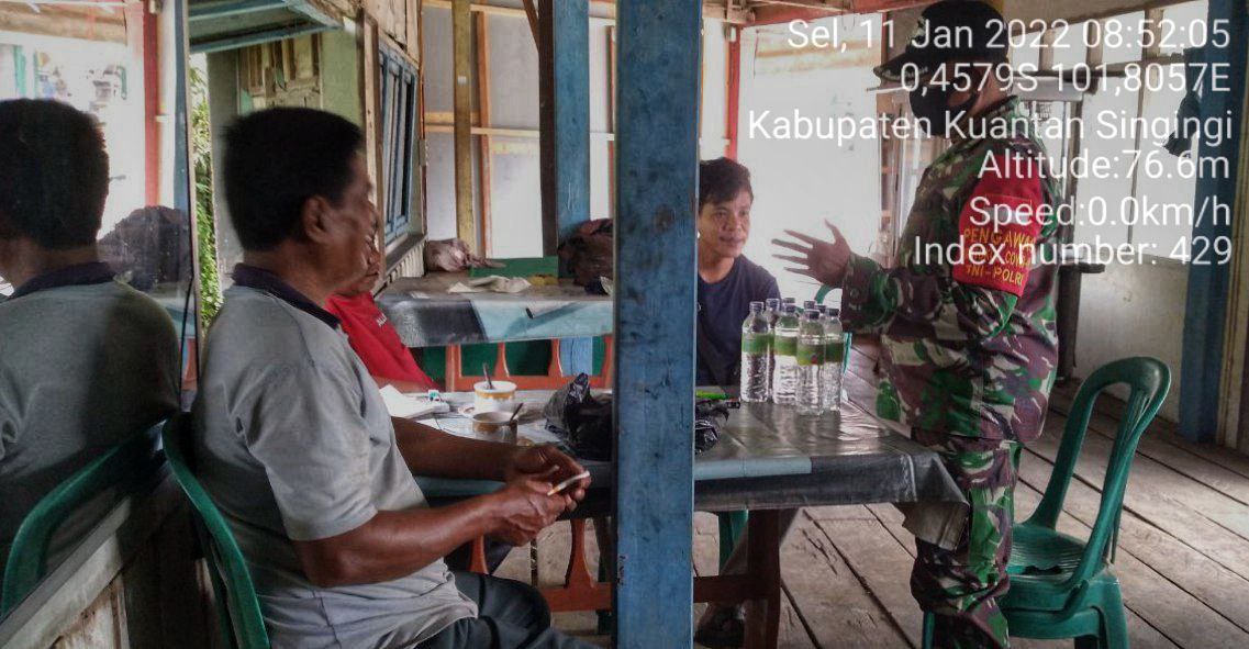 Babinsa Koramil 06 /Cerenti Kodim 0302/ Inhu Komsos Dengan Warga di Desa Sigaruntang Kecamatan Inuman