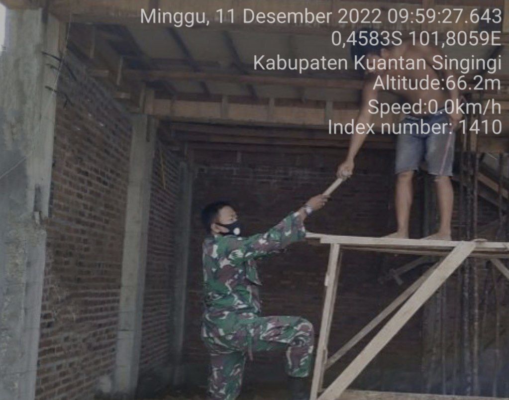 Babinsa Koramil 06 /Cerenti Kodim 0302/ Inhu, Sertu Heriyus Saputera di Desa Tanjung Medan Kecamatan Cerenti  Gotong Royong Bersama Warga