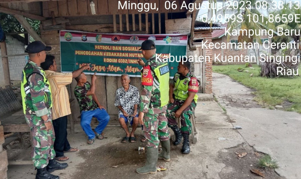 Sertu Firman Dan Kopda Mohamad Soleh Babinsa Koramil 06/Cerenti Kodim 0302/Inhu Laksanakan Patroli Dan Sosialisasi Untuk Cegah Kebakaran Hutan Dan Lahan Kecamatan Cerenti Kabupaten Kuansing