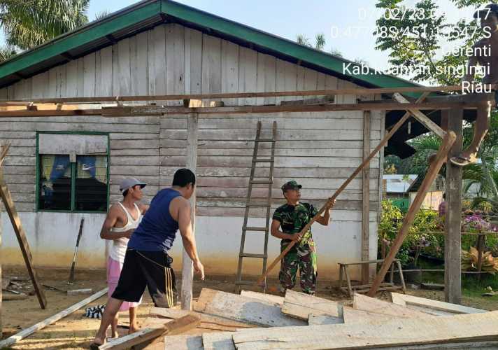 Babinsa Koramil 06/Cerenti Kodim 0302/Inhu Bantu Warga Binaan Melanjutkan Pembuatan Dapur Warga di Desa Sikakak Kecamatan Cerenti Kabupaten Kuansing